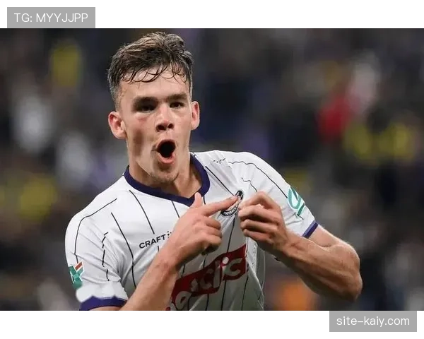 特写:图卢兹老将达林加罚丢点球后掩面,对手上前安慰